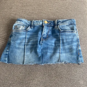Jeans kjol - Jag säljer min egen sydda jeansskjol. Den är från Lindex och i storlek 140. Säljer den billigt pga att jag inte tycker att den är fin. 
