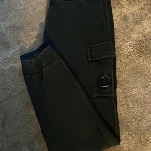 CP company byxa  - Svarta CP Company mjuk byxa. Storlek 10 år.