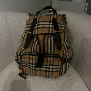 Burberry ryggsäck  - En Burberry ryggsäck, fått som gåva av en influencer och har därmed inget kvitto. Väskan är som i nyskick och har inga tecken på användning. 