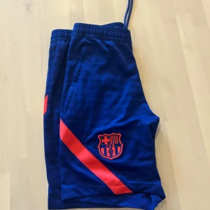 Barca träningsshorts - Säljer nu ett par riktigt snygga Barca shorts. Användet några gånger och är i väldigt bra skick. Storleken på shortsen är S.