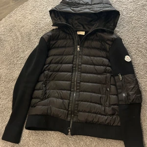 Moncler cardigan  - Säljer min moncler cardigan. Andvänd 10-20 gånger och den är i ny skick. Storlek M. Jackan har Skaningsbar nfc tag och qr kod.  Säljer då jag har köpt en annan jacka och inte andvänder denna längre. Fler bilder kan fixas. 
