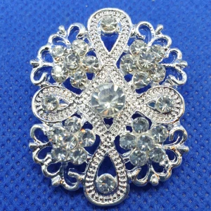 Kristallbrosch - Söt brosch som har silverfärgad metall och transparanta kristaller Denna finns i flera utföranden, se bild 3, övriga finns i egna annonser, mått på dessa broscher ligger mellan 3.2 - 4 cm, (de flesta är 3.5 × 3.5 cm, önskar du exakt mått hör av dej.