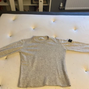 Säljer mina stonisland stickad - Tjo säljer min stone island för den har blivit för liten, den är i riktigt bra skixka förutom ett jätte litet hål som klabbet syns, tröjan ör såklart äkta och om de skulle vara nått så är de bara att fråga.😁💯