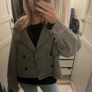 Grå jeans trenchcoat  - Super snygg Jeans trenchcoat från Gina tricot ❤️