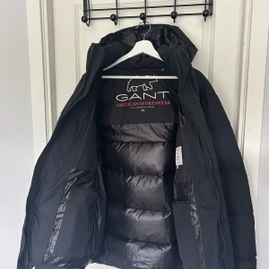 Gant Jacka herr - Gant jacka herr svart Varm och stilren vinterjacka Nyskick, använd 2 ggr Nypris 4000 Skriv gärna eller kom gärna med förslag i PM! Pris går att diskutera