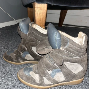 Isabel Marant skor( pris diskuterbart) - Säljer mina trendiga Isabel Marant skor till ett Väldigt bra pris! I storlek 40, i väldigt bra skick, förutom en fläck på vänstra kudden som syns på bild två, men den ska nog enkelt kunna tas bort. Säljer dom på grund av att de har blivit för små.