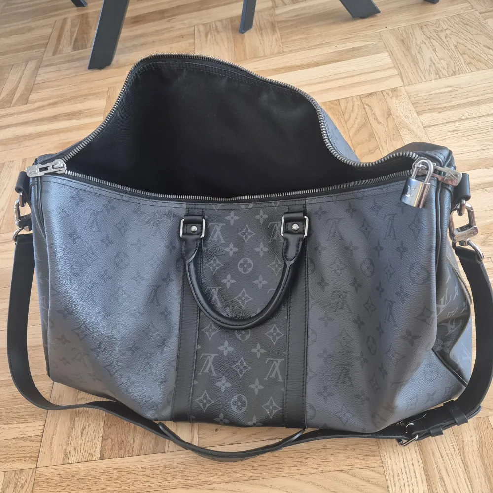 Säljer min LV keep all 50 i prima akick. Säljes med kartong, tygpåse, nycklar och kvitto. Köptes på LV i stockholm för ca 1,5år sedan.  Nyrpis i butik 26.600kr . Väskor.