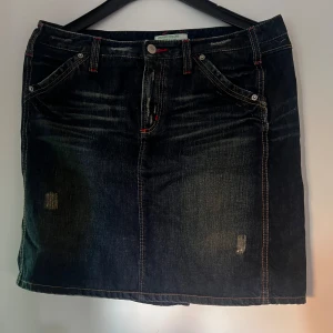 Kort jeans kjol - Kort jeans kjol, aldrig använd. 