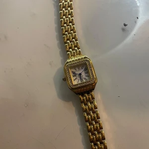 Guld Klocka - Kan justera längden på den åt dig om de behövs   Helt ny har inte ens startat batteriet   fick den i present men fick två olika så säljer den här  Vet inte märket men hon sa att den kosta 600 ny pris   Vet inte vilket märke då jag fick den i present