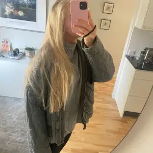 Höstjacka i en utvättad grå färg som passar till allt, Xs men är oversized.  Nypris:859kr🍁kom med prisförslag 