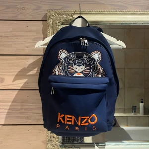 Kenzo ryggsäck - En riktigt snygg kenzo ryggsäck. Haft den över 5 år men väldigt sparsamt använd. Priset är fast!