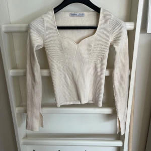 Vit ribbad tröja  - Fin cremevit, ribbad tröja i bra skick!