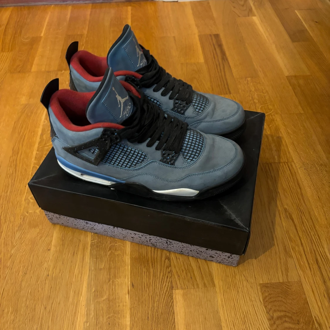 Jordan 4 Travis scott