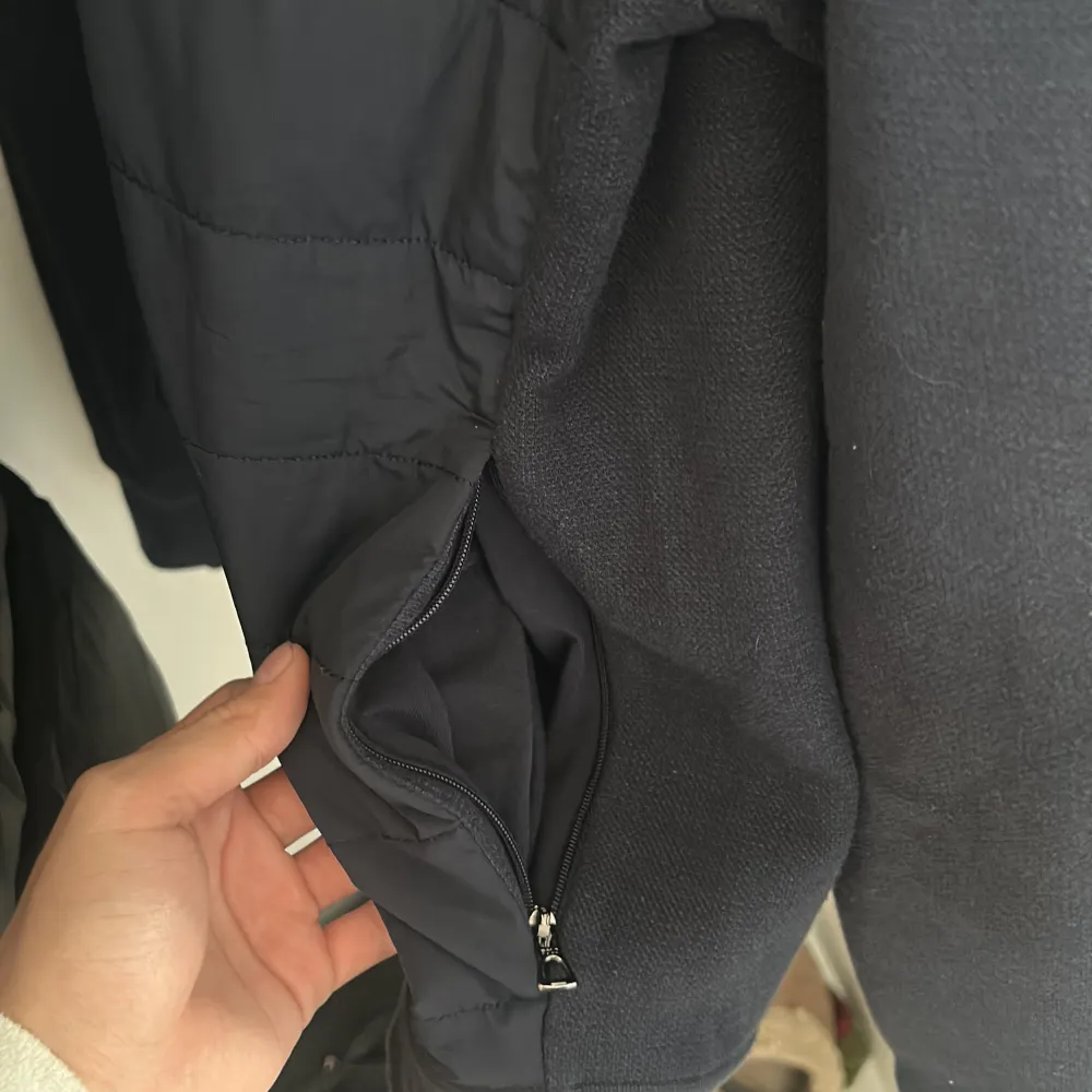 Säljer min polo Ralph Lauren cardigan perfekt för lite kallare väder då den inte kommit till användning. Som ni kan se är den i princip helt ny och har används ett fåtal gånger!  (Pris kan diskuteras vid snabb affär). Jackor.