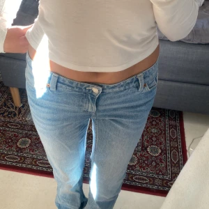 Low waist jeans - Lågmidjade jeans ifrån Moneki! Inga defekter eller något! Tycker bara att dom blivit för korta för mig 💕