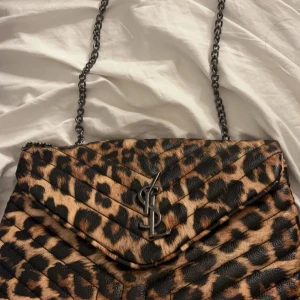 YSL Leopard large ’city’ bag - Perfekt stor väska för skolan och matchar Såå fint till Stockholm stilen. Första bud ligger på 900. Ej äkta men jätte fin i material, säljer för att den är väldigt eftertraktad 