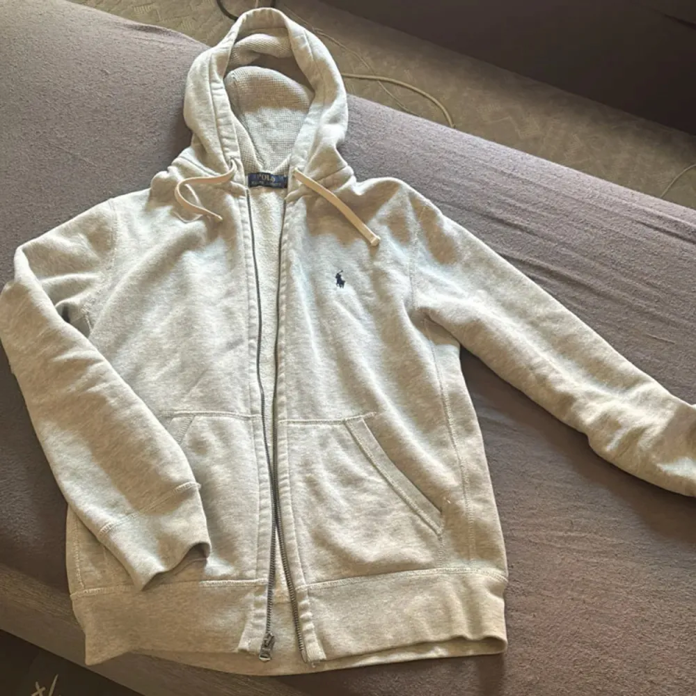 Säljer denna trendiga Ralph Lauren tröja i fint skick utan defekter. Fin grå färg. Endast swish❤️skickar självklart spårbart 58kr❤️. Hoodies.