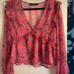 Rosa blommig topp  - Tröja från Bikbok som inte längre säljs! Skriv för fler bilder 💞