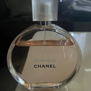Chanel eau vive parfym  - Säljer denna Chanel eau vive parfymen i 150 ml, då den ej kommer till användning. 
