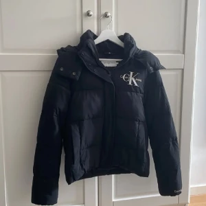 Vinter Jacka  - Jätte fin vinter jacka från calvine klein. En liten defekt på ryggen (skriv privat för bild) men inget som syns. St S men passar även mig som bär M Nypris 2199 