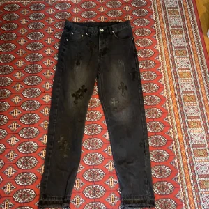 CHROME HEART JEANS - Hej säljer mina chrome heart jeans dom är äkta och väldigt för små för mig har vuxit så mycket som har blivit mindre. Vill ni ha mer bilder så bara skicka meddelande säljer som billigt eftersom rensar min garderob:)