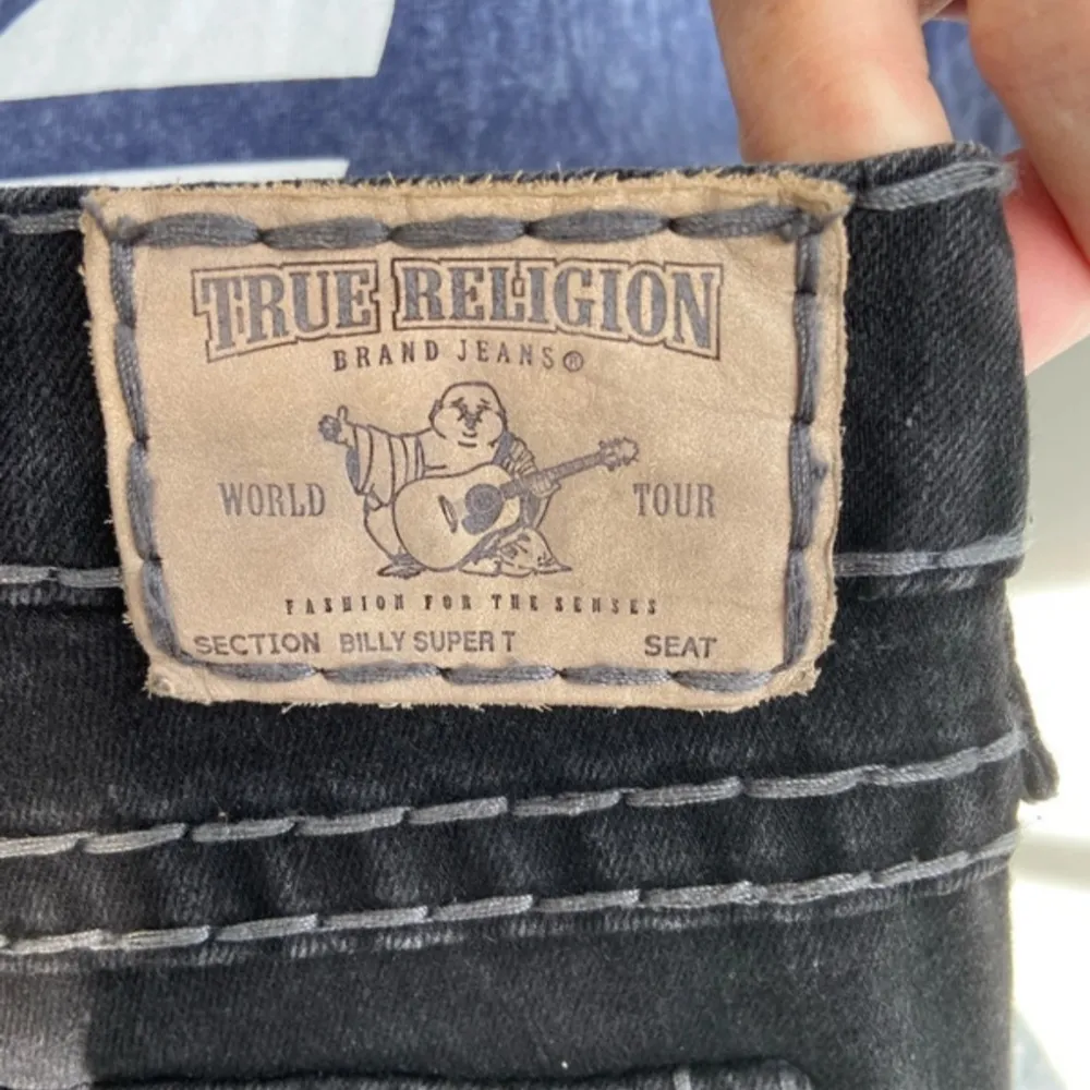 Säljer de här lågmidjade svarta true religion jeansen då jag inte tycker de sitter snyggt på mig. Jag är 163 och de är för långa för mig så rekommenderar för någon som är iaf 170+ 🥰. Jeans & Byxor.