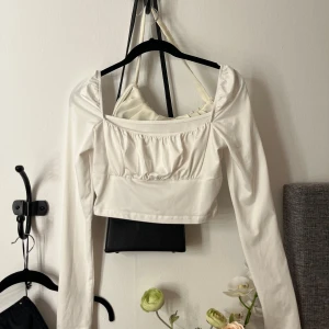 Vit kort blus! - Aldrig använd. 