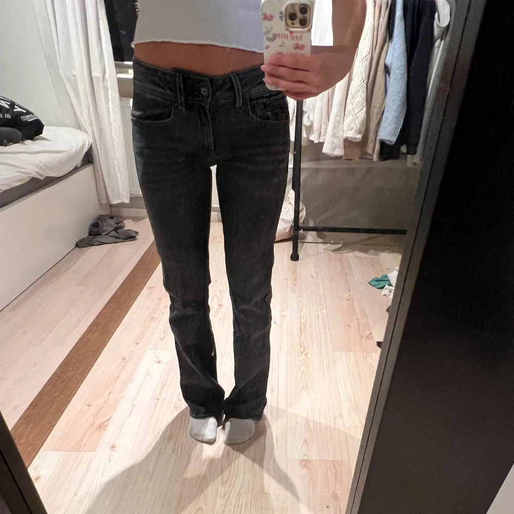 Jeans från märker G star raw i modellen MIDGE MID WAIST  Storlek 27x32 men passar mig som brukar ha storlek 34 och är ca 167cm lång  Helt slutsålda på zalandos hemsida  Ny pris: 1095kr (Zalando). Jeans & Byxor.