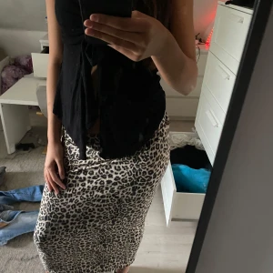 leopard kjol - köpt på lager 157 för 150 och använda få tal gånger. i ny skick