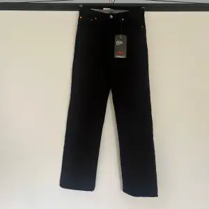 LEVI’S RIBBCAGE STRAIGHT ANKLE, svarta, strl W28xL29 Aldrig använda, Nypris 1199 kr