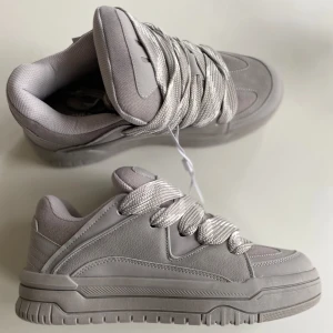 Bershka skor - Helt nya bershka skor aldrig använda så skick 10/10 säljer dom för dom inte passade mig skriv vid funderingar snabb affär bättre pris!