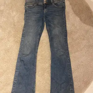 Ett par jätte fina Gina jeans i bra skick storlek 158 men passar även mig som är 168, inga defekter och i väl skick 💕