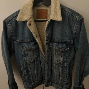 Levis jeansjacka med foder  - Använd några gånger, men är som ny.  Köptes för 1300kr, storlek xs. Pris går att diskutera.