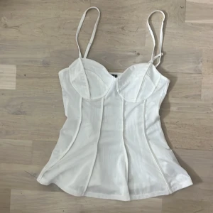 Söt topp  - Jätte söt topp från men va tyvärr för liten för mig (pris kan diskuteras)❤️