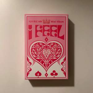 säljer detta i feel-album i nyskick, har i princip bara stått på hyllan! innehåller en stor kortlek med medlemmarna och en mini-CD! alla inclusions finns med och tatueringarna är helt oanvända. pc, ID-kort och polaroid syns på 3:e bilden.