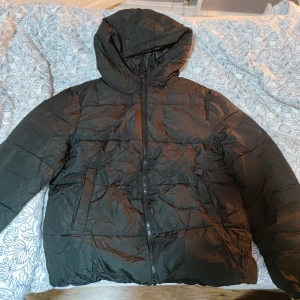 Vinter jacka - Svart vinter jacka. Endast använd 1 vinter så är i ett väldigt fint skick.