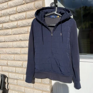 Ralph lauren cardigan - Säljer denna sjukt feta och eftertraktade Ralph Lauren cardiganen perfekt nu till hösten! 🍂| skick 8/10. Size S. Hör av dig vid minsta fundering!💯🍂
