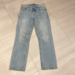 Nudie jeans (Mycket bra skick)  - Hej! Säljer nu dess riktigt snygga och bekväma Nudie jeans i storlek: W28 & L30. Unik och strilren tvätt som sitter perfekt på mig som är cirka 175cm. Skriv vid frågor eller funderingar💬 