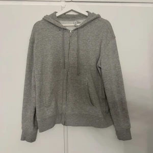 Zip hoodie från h&m - Grå zip hoodie från h&m. Bra skick men använd. Pris går att diskuteras💕(ljuset från min lamp får den att se konstigt ut i färgen, om intresserad så skriv för vidare bilder)
