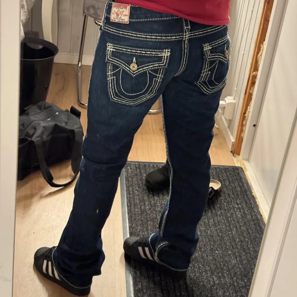 Funderar på och sälja mina true religion jeans eftersom jag knappt använder dom. Dom är lågmidjade och bootcut. Köpte dom helt nya med lappen kvar men jag har använt dom typ 3 gånger. Hör av dig vid funderingar och intresse☺️. Jeans & Byxor.