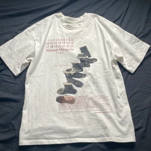 Maison margiela t-shirt - Fet Maison margiela t-Shirt med snyggt tryck. Använd en gång, skick 10/10 Storlek M