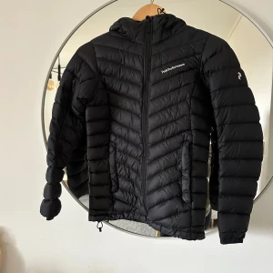 Peak performance  - Svart peak performance jacka, modell frost down. Köpt för 3 år sedan, men i väldigt fint skick. Inga märken eller något. Storlek xs. Köpt för 3000kr