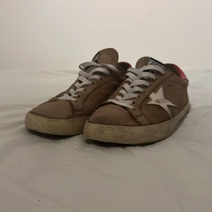 Golden goose - Tja säljer ett par feta golden goose skor som är storlek 45, de är 6/10 i skick mycket kvar att ge, sulan håller på att låstna på flera ställen drf säljer ja de, hör gärna av dig med frågor och funderingar! (Obs sulan låssnar kolla bild 3)