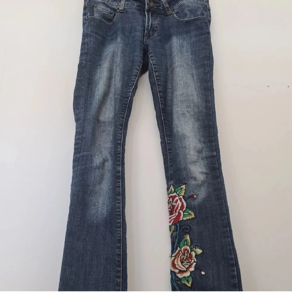 Lågmidjade ed hardy jeans med detaljer - 91