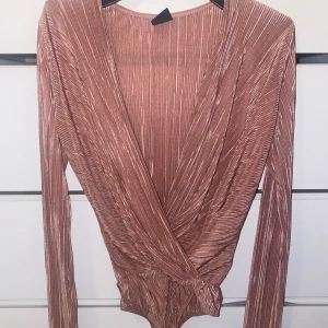 Body  - Rosa body i storlek ”S” från ginatricot. Nyskick 