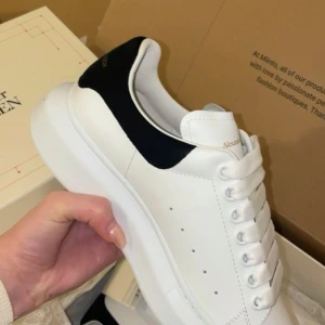 Alexander McQueen sneakers  - Säljer mina fina sneakers i storlek 38 eftersom jag använder de inte längre. De är i jättefint skick,  använda endast fåtal gånger. 