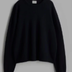 Kashmir tröja - Säljer eller byter mot en likadan i stl XS  Kashmirtröja marinblå från H&M stl S helt ny med lappar kvar slutsåld på H&M ord pris 1499kr              Pris 1000kr