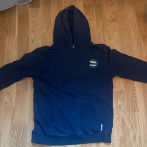 Blå Vans hoodie - Fin hoodie i använt skick, blå färg, storlek 152, pågrund av det billiga priset se på bild 3/5. Passar bra nu till hösten.