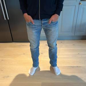 | Snygga Dondup Jeans i bra skick | Storlek: 32 |  Modellen på bilden är 181cm | Tveka inte på att skriva om du har frågor eller funderingar💫