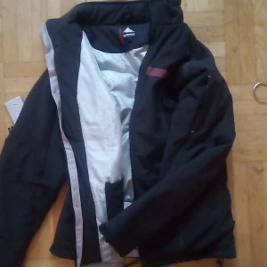 Svart jacka från Matterhorn - Säljer en svart jacka från Matterhorn i storlek 38. Jackan har en stilren design med dragkedja och är perfekt för kyligare väder. Insidan är fodrad med ett ljust material som ger extra värme. Passar bra för både vardag och utomhusaktiviteter.